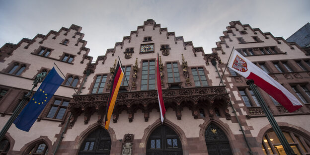 Das zur Kommunalwahl mit Fahnen geschmückte Rathaus Römer in Frankfurt am Main