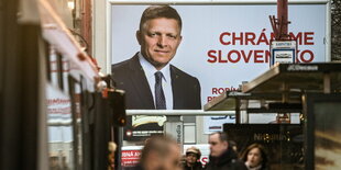 Wahlplakat mit Robert Fico in städtischer Umgebung