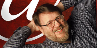 Ray Tomlinson liegt auf einem at-Zeichen