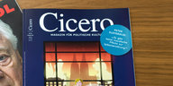 Zwei Ausgaben des Cicero liegen auf einem Holztisch.
