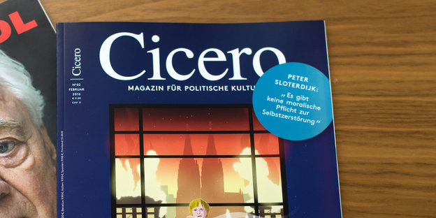 Zwei Ausgaben des Cicero liegen auf einem Holztisch.