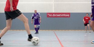 Die taz spielt Gehfußball