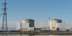 Das Atomkraftwerk Fessenheim in Frankreich, im Vordergrund ist Wasser zu sehen.