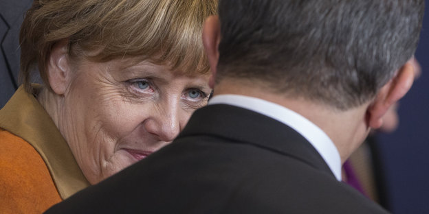Merkel schaut mit Davutoğlu an.