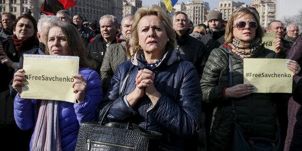 Mehrere Frauen mit Zetteln Free Sawtschenko und ukrainischen Fahnen