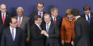 EU-Türkei-Gipfel in Brüssel: Die Staatsführer stellen sich der Presse.en türkischen Ministerpräsidenten Ahmet Davutoğlu inmitten der europäischen KollegInnen
