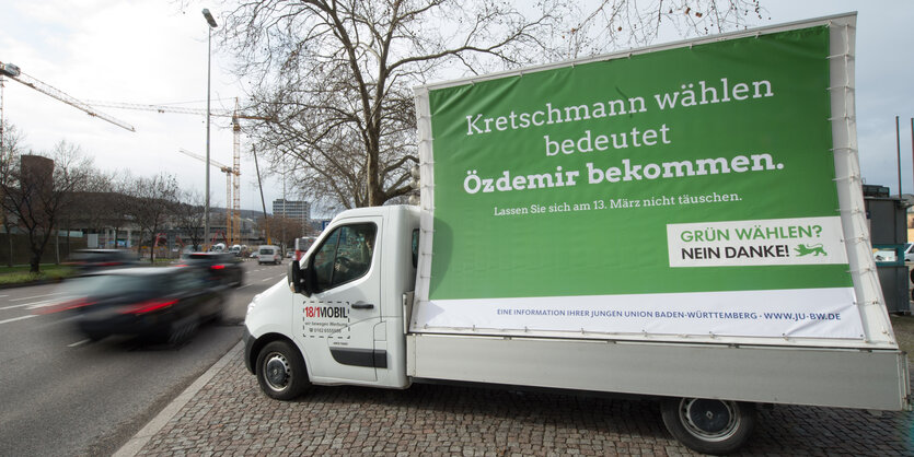 Ein Lieferwagen mit dem umstrittenen Wahlplakat