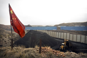 Ein Bagger entlädt Kohle auf einer chinesischen Halde