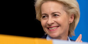 Ursula von der Leyen lacht