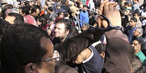 Dicht gedrängt stehen Ärzte auf einem Platz in Kairo