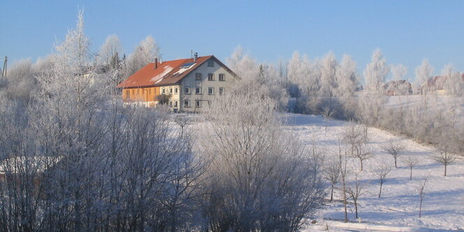 Ein Haus steht einsam auf einem Berg.