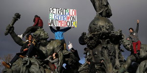 Protestler klettern auf Statuen am Platz der Nation in Paris