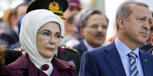 Eine Frau mit Kopftuch neben einem Mann im Anzug, es ist das Ehepaar Erdogan