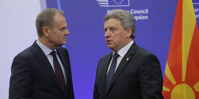 Donald Tusk und Gjorge Ivanov stehen vor der mazedonischen Flagge