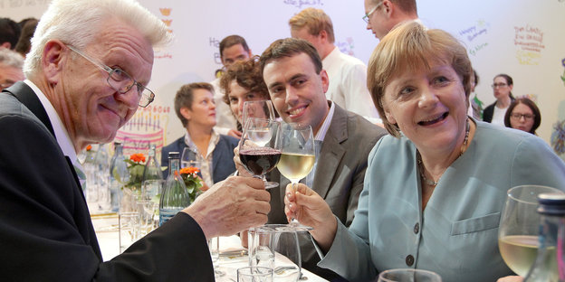 Kretschmann und Merkel stoßen mit einem Glas Wein an