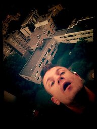 Marek macht eine Selfie vor Häuserschluchten Marek macht eine Selfie vor Häuserschluchten