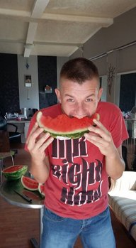 Marek beißt in eine Melone