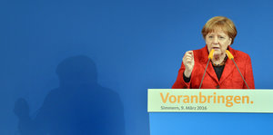 Bundeskanzlerin Angela Merkel hinter einem Rednerpult