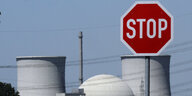 Das Kernkraftwerk Biblis hinter einem Stop-Schild