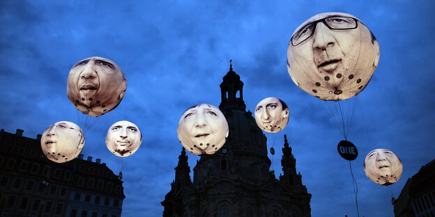 Die Gesichter der Regierungschefs schweben als Luftballons über den Dresdener Himmel