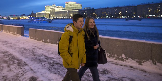 Zwei jungen Spaziergänger in Moskau.