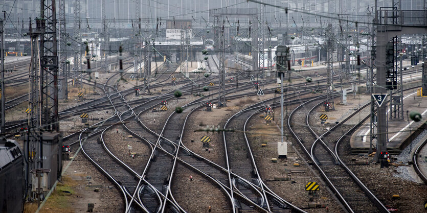 Leere Gleise zum Hauptbahnhof München