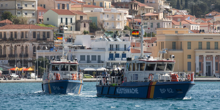 Zwei Boote im Wasser, im Hintergrund Festland