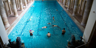 Ein Becken mit Menschen im Stadtbad Neukölln