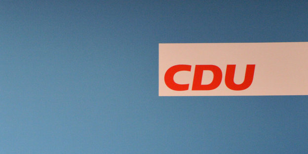 Das Logo der CDU, rot auf blauem Grund