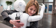 Ein Roboter umarmt eine Frau