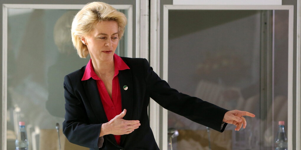 Ursula von der Leyen zeigt mit beiden Händen nach rechts