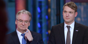 Reiner Haseloff und André Poggenburg stehen nebeneinander