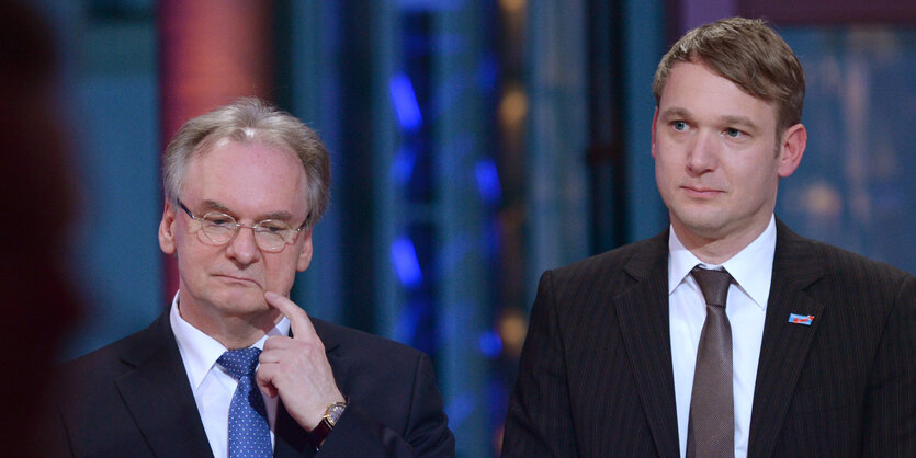 Reiner Haseloff und André Poggenburg stehen nebeneinander