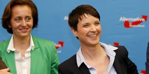 Beatrix von Storch und Frauke Petry lachen