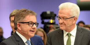 Winfried Kretschmann und Guido Wolf schauen sich an