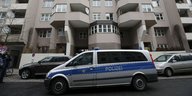 Ein Van der Polizei vor einem grauen Kreuzberger Mietshaus