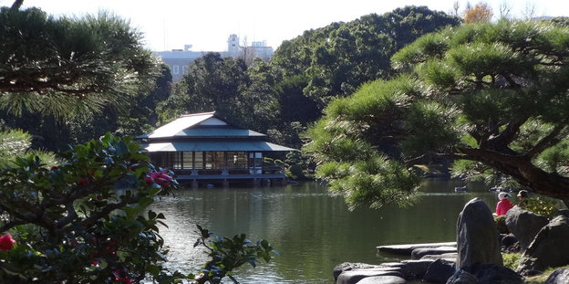 Ein Pavillion am See in einem Park