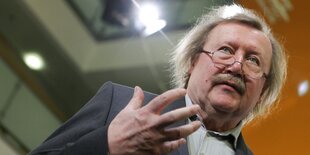 Peter Sloterdijk hebt die Hand, als würde er darin einen Apfel halten.