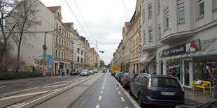 Eine Straße, Autos und Gebäude