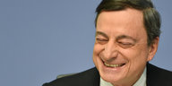 EZB-Chef Mario Draghi lacht