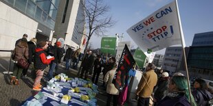 Demonstranten mit Infomaterial und Schildern