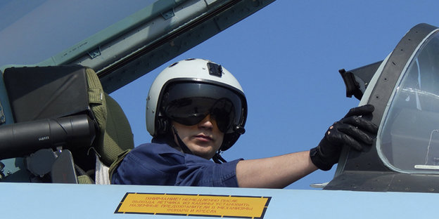 Russischer Pilot im Cockpit eines Kampfflugzeugs