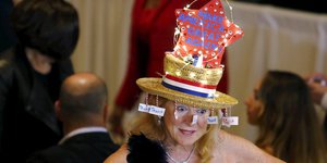 Eine Frau trägt einen Hut, auf dem ein blinkender Stern sitzt und auf dem steht "Make America Great Again"