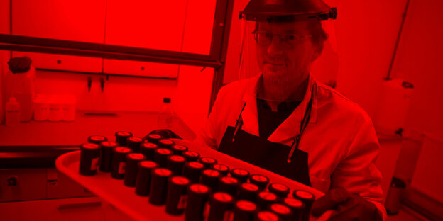 Forscher im Labor unter Rotlicht