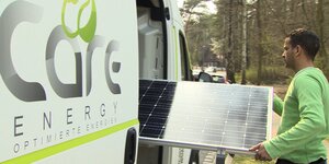 Care-Energy-Mitarbeiter mit Solar-Panel