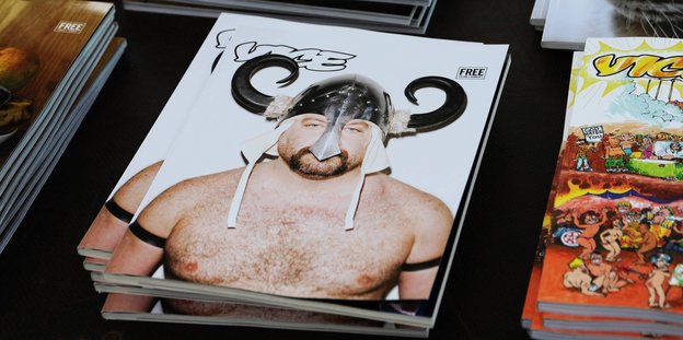 Die gedruckte der Zeitschrift Vice liegt auf dem Tisch. Auf dem Cover ein behaarter Mann mit Wikingerhelm