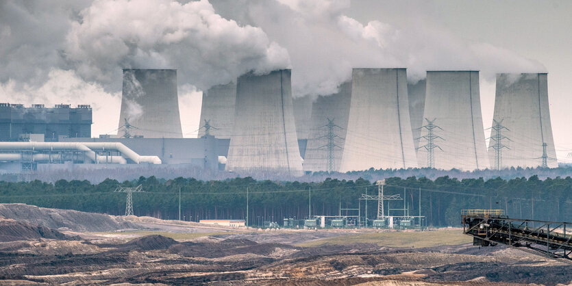 Ein Kraftwerk und Abraumhalden im Tagebau