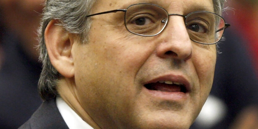 Ein Mann mit grauen Haaren und Brille. Es ist Merrick Garland