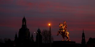 Die Frauenkirche und ein Reiterdenkmal in der Dämmerung