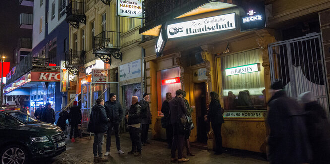 Menschen stehen vor der Kneipe „Zum goldenen Handschuh“ in Hamburg